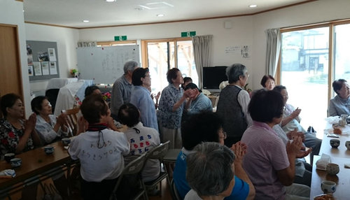  みんなで壁に張った歌詞をみながら「ボケるな小唄」を歌います。
