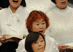 国際協力コンサートで歌う鎌田さん（真ん中）