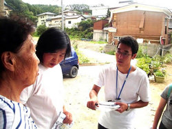 戸別訪問を行う岩田