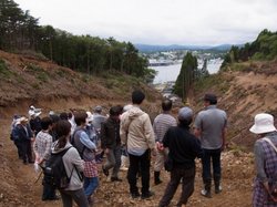 移転先を住民の皆さんと実際に歩いて海を臨む