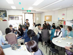 報告会では、参加者の皆さまにパレスチナ料理も提供しました。5月12日の報告会にて。