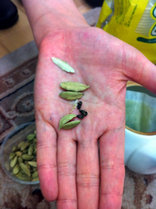 お茶の文化圏・アフガニスタンでは緑茶に砂糖やカルダモン（写真）を入れたりするようです