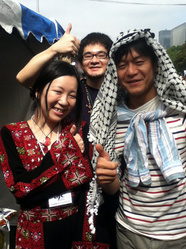 現地で購入した民族衣装で記念撮影。パレスチナ担当並木