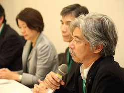 声明を述べる谷山博史JVC代表理事