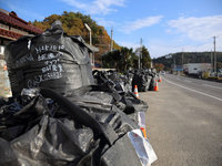 道路に山積みの除染土