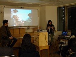スライドをまじえてお話される安田菜津紀さん(右)
