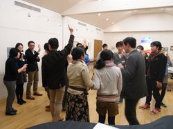 アイスブレーキングでは、無言で誕生日順に並んでみます。これがなかなか難しい。