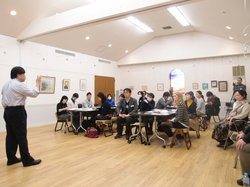 非暴力トレーニングについて新潟国際情報大学の佐々木先生(左)から説明を受ける