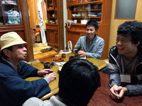 会話を楽しむご主人と参加者たち