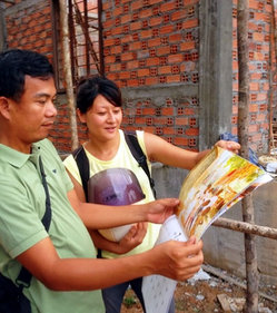 プロジェクトリーダーのコン（左）と現地調整員の太田（右）。アフリカに住んでいたことがある太田は、7月のマリの写真に見入っていました。