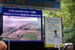 メインステージで話す小野山