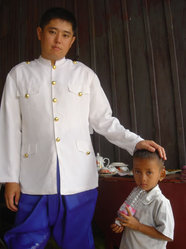 付添人を務める現JVCラオス担当の平野さん。当時30歳。（2005年1月15日、カンボジア／スバイリエン州で撮影）