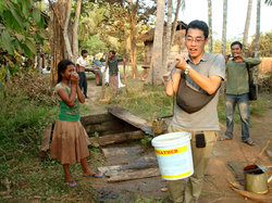 カンボジアで日々の水汲みの大変さを体感する岩田さん。