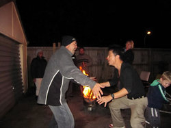 とびっきりの写真（１）BBQ中に「ハカ」を全力で練習する池田さん