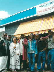 念願のエチオピア生活時代。週末通っていた「八百屋」のみなさんと。ここで言葉も少しずつ覚えていったそうです。