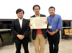 中央がJVC事務局長の長谷部。日本平和学会会長の佐々木寛さん（左）とJVC理事の金 敬黙（右）と