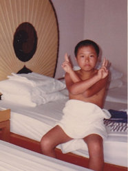 子どものころ韓国を訪れた時の写真だそうです。ヒゲがない小野山さんは激レア！