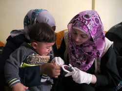 血液テストチップを使う様子