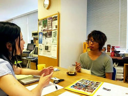 東京事務所にて、並木からパレスチナ事業の最新情報を聞く伊原さん
