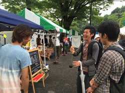 技を教えてもらう参加者。楽しそう！
