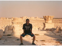 20代の橋本さん。面影があるような、ないような...？シリアのパルミラ遺跡にて。