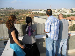 ベツレヘム見学に行った並木さんが、友人と見つめる先は...パレスチナとイスラエルを隔てる分離壁。この壁には目で見えるよりも大きな問題が含まれているようです