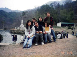 史学科の授業で、史跡めぐりをした時の写真。朝鮮半島と日本の古くからの繋がりをあらためて強く感じた時間だったそう。　写真：後列中央