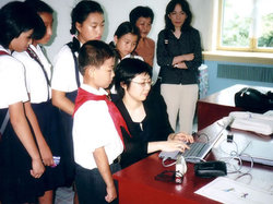 2003年夏、朝鮮民主主義人民共和国の平城市にあるトクソン小学校を訪れたときの一枚。