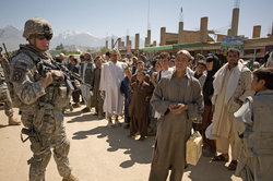 「後方支援」をしている米軍の地方復興支援部隊と住民（アフガニスタン）