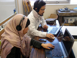 この日は村の長老たちとの大切なスカイプ会議の日。現地の文化に配慮して、加藤さんも肌の露出を控えるため、スカーフを巻いています