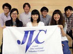 2013年度のインターン集合写真。横山さんは後列左から2番目、前列右端は現在の広報担当大村さんです。2人はスタッフになったタイミングも同じ、縁深い同期です！