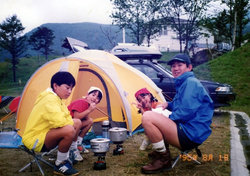 家族でキャンプへ行った時のお写真。テントも張って本格的ですね！