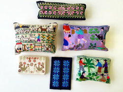 上段：パレスチナ刺繍ペンケース　中段：ボリビア刺繍ポーチ（左）、モン族刺繍ポーチ（右）　下段：ノクシカタ名刺入れ（左）、パレスチナ刺繍ティッシュケース（中）、モン族刺繍ポーチ（右）