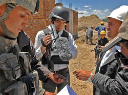 アフガニスタンで取材中の白川さん（写真中央）。10キロの防弾チョッキを背負っています