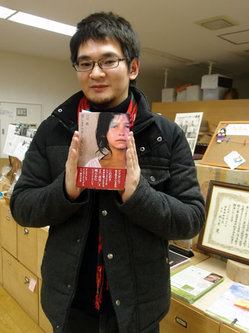 白川さんの著書『悲しきアフガンの美しい人々』（アストラ・2011年）。アフガニスタンの人々の怒り、絶望、怯え、希望が60数枚の写真とともに記録されています。