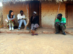 モザンビークで調査のため現地農民の話を聞く渡辺さん（左）。今ではご自身が世界を飛び回る存在に