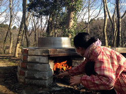 カマドで火を燃す。ここまで燃えれば安心！