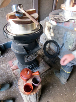 ぬかくど（もみ殻竈）を使って強火で炊くご飯は、絶品！！