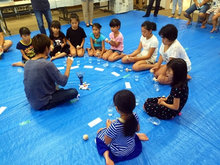 伊原さんから絵具の使い方を教わる子どもたち。この時はまだ緊張気味・・・？