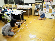 実際のブースの大きさをイメージするため、テープで囲いをつくっています