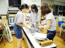 どこに何を置くのが効率的か？話し合ってるようです。真剣・・・