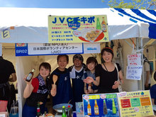 JVCチキボブースで皆さんと。左が筆者