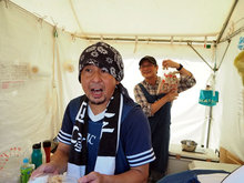 厨房内はカレンダー担当スタッフ橋本さん（手前）とボランティア武田さん（奥）の抜群のコンビネーション！チキボは常に最高の焼き具合でした