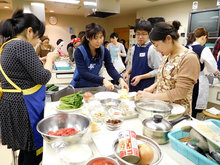 初めて作るアフガン料理！グループ同士、協力が見られます