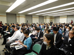 満員の会場