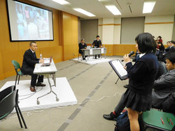 質疑応答も活発に。高校生の来場者からの質問も