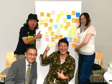 登壇者全員で、集まった付箋と一緒にパチリ！