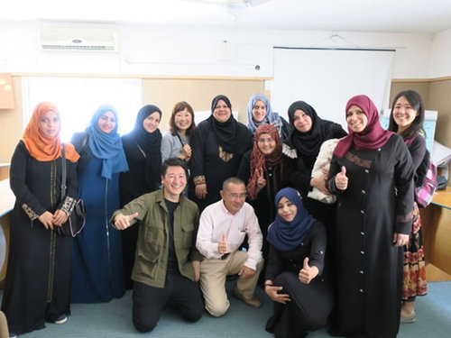 ガザ事業地でパートナーの女性たちと。前列左が堀潤さん、後列左から4番目が筆者。これから数回に分けて出張記を綴っていきます！