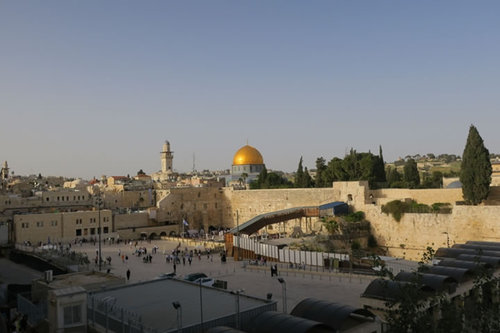 エルサレム。手前がユダヤ教の聖地の「嘆きの壁」、後ろに見える金色のモスクは「岩のドーム」、イスラム教の聖地です