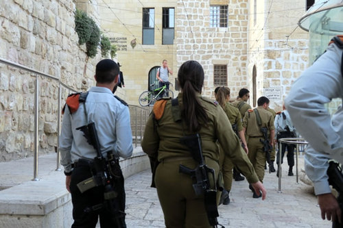 エルサレム旧市街で警備にあたるイスラエル兵